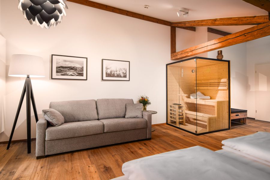 Sauna mit gemütlicher Sitzecke im Wellnesszimmer im Hotel Terofal in Schliersee