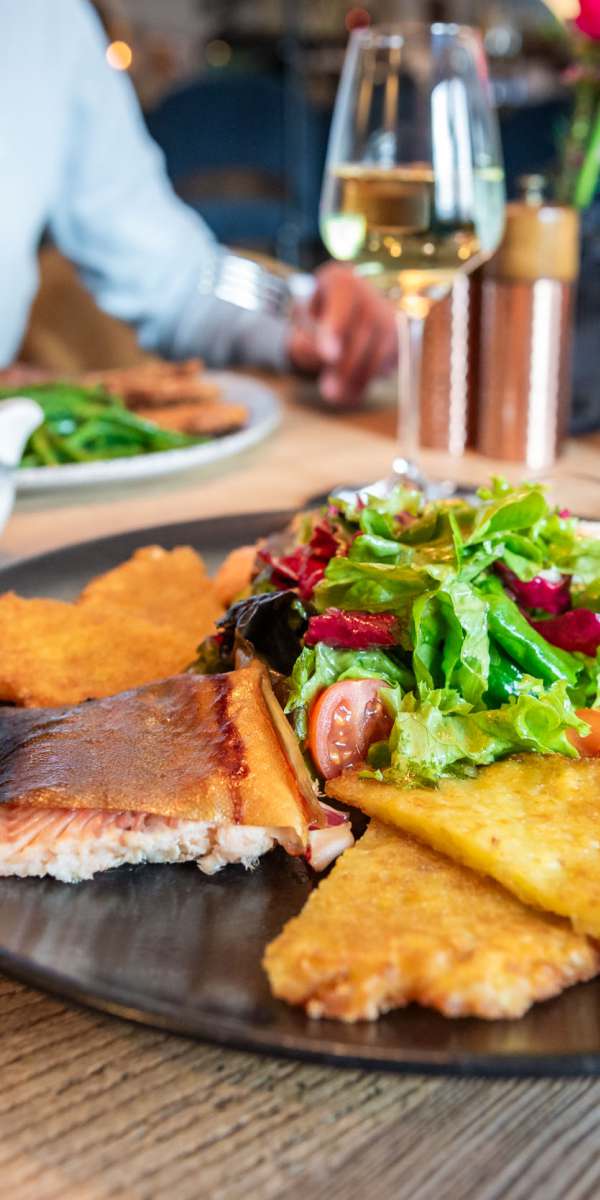 Abendessen im Restaurant Xaver in Schiersee, gebratener Fisch mit Kartoffelrösti, dazu frischer Beilagensalat